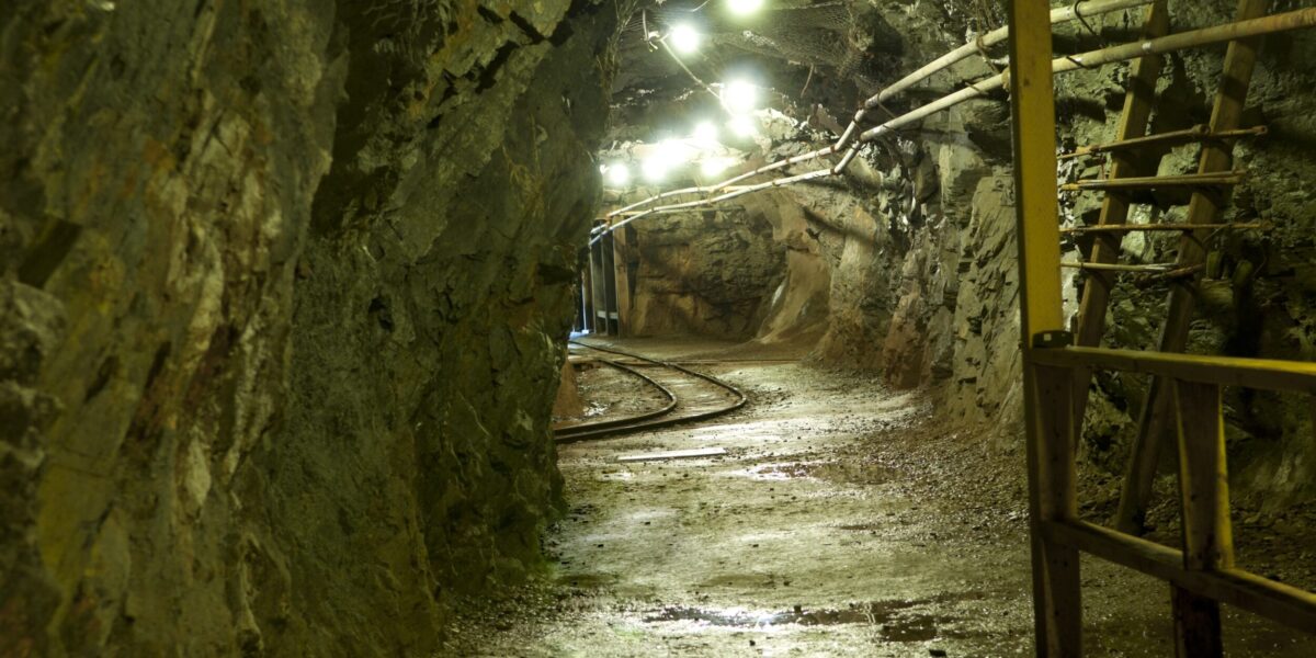 ¿Cómo está compuesto un sistema de bombeo en el interior de una mina?